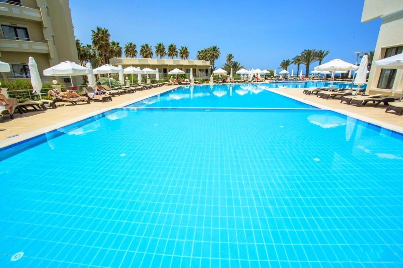 Vuni Palace Premium Hotel & Spa & Casino Beachfront Location ! Girne Buitenkant foto